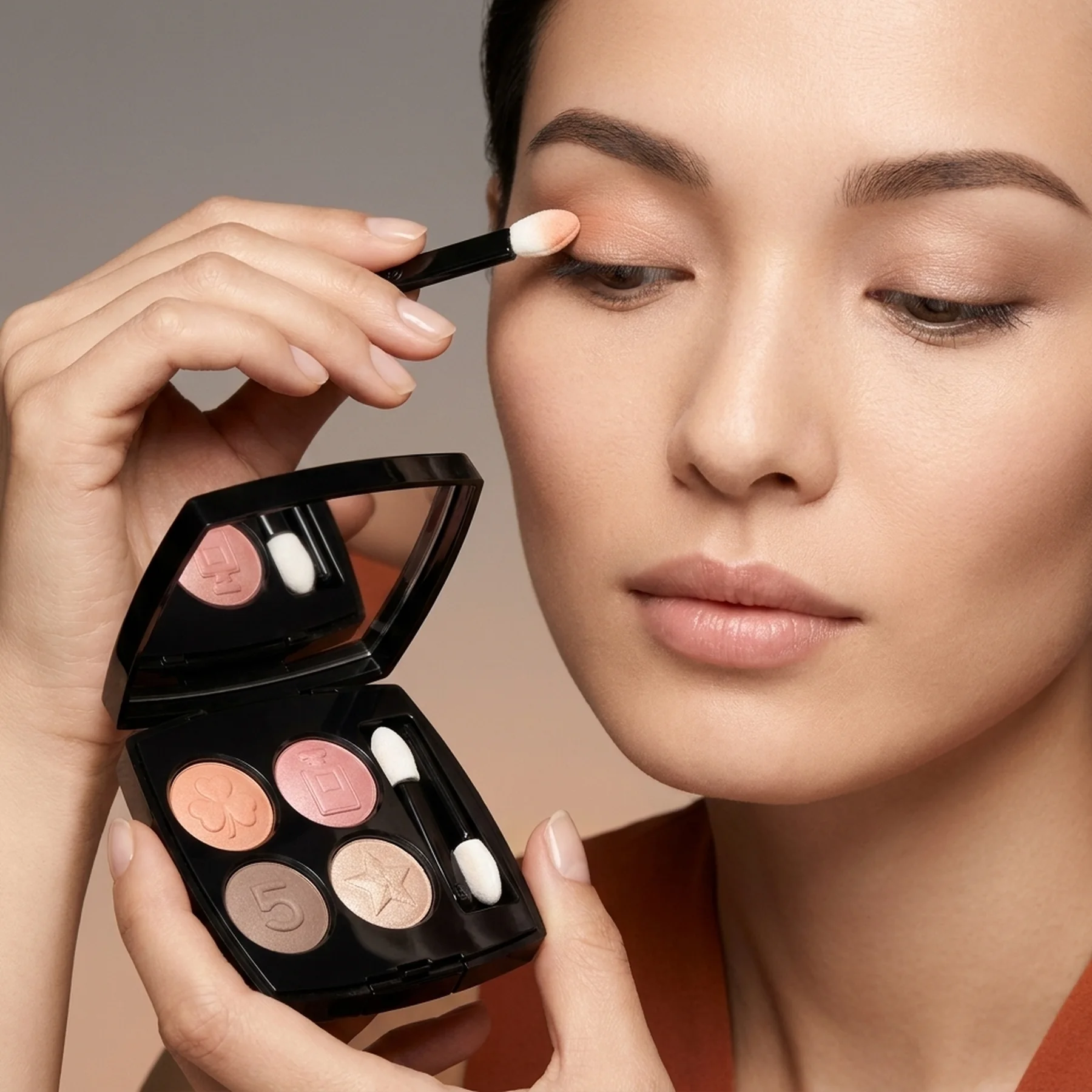 Тени для век - Множество эффектов CHANEL Les 4 Ombres 2 г 209 Boutons Mademoiselle