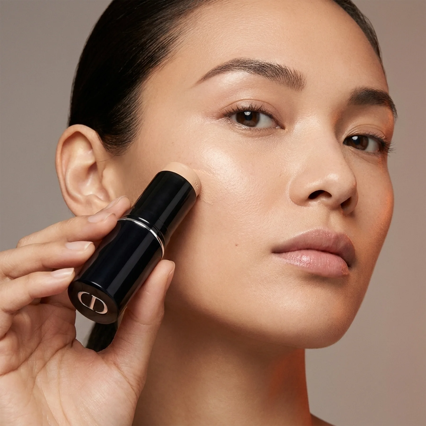 Тональная основа для лица Dior Diorskin Forever Skin Glow 10 г 1N Neutral