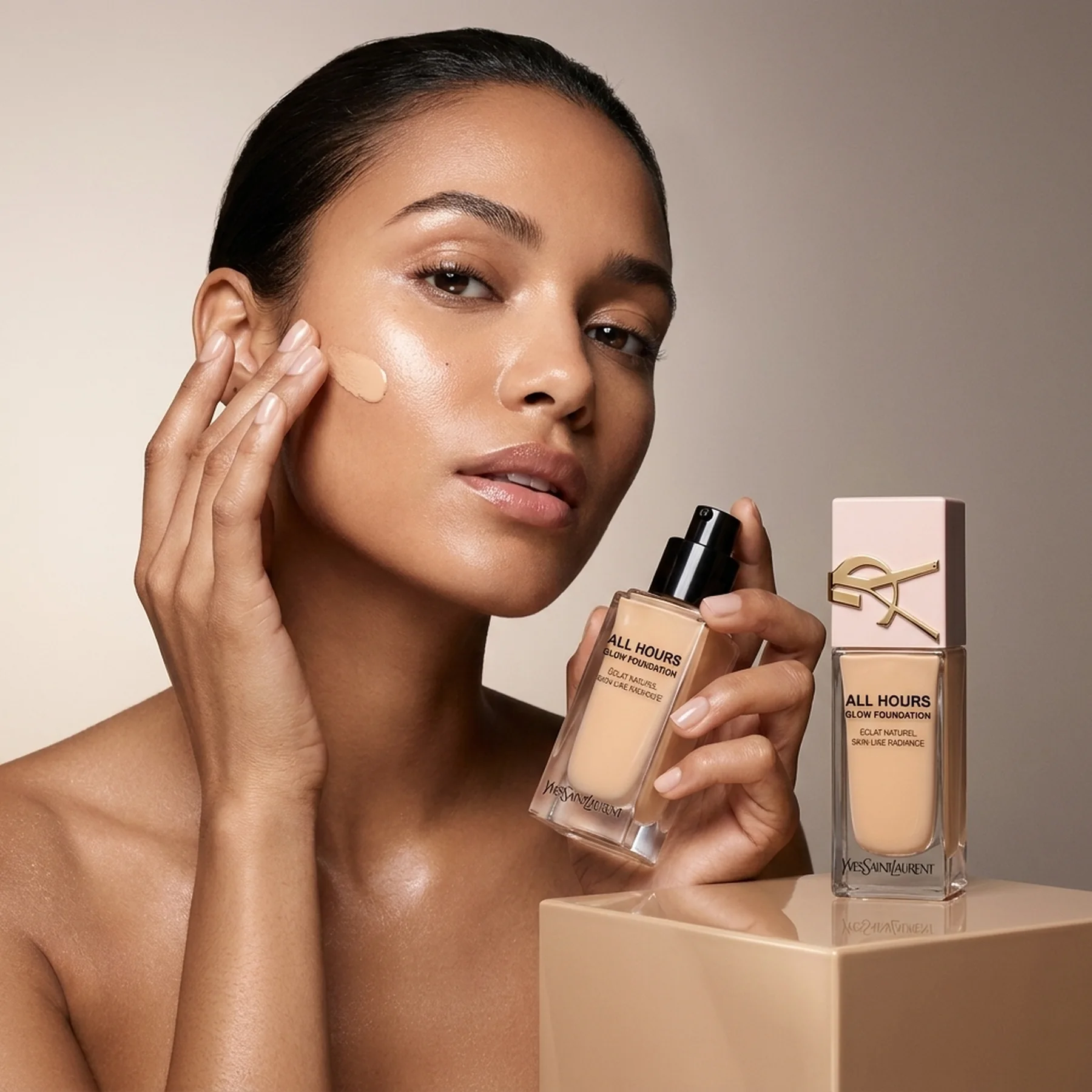 Тональная основа для лица с сияющим финишем Yves Saint Laurent All Hours Glow Foundation 25 мл LC4