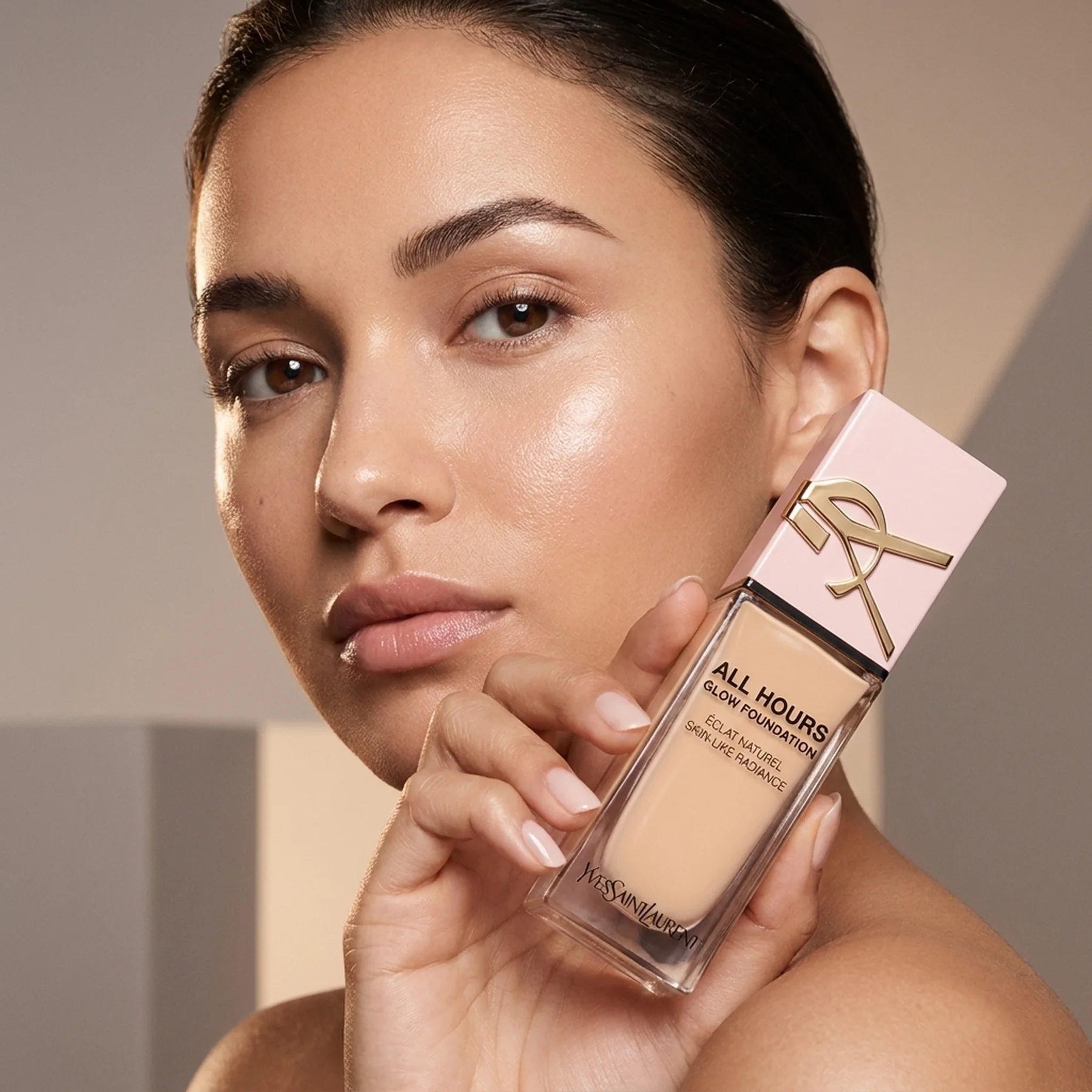 Тональная основа для лица с сияющим финишем Yves Saint Laurent All Hours Glow Foundation 25 мл LN4