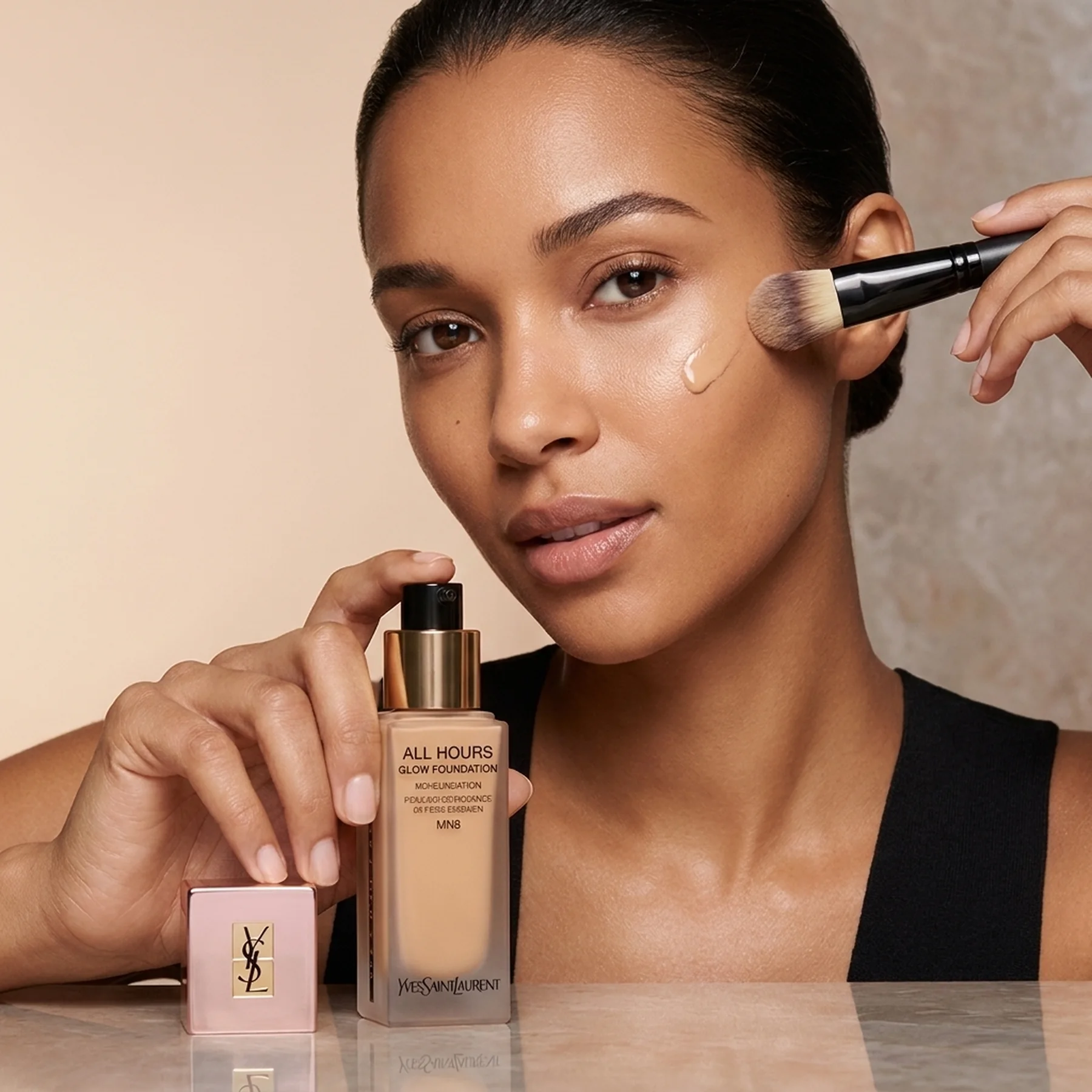 Тональная основа для лица с сияющим финишем Yves Saint Laurent All Hours Glow Foundation 25 мл MN8