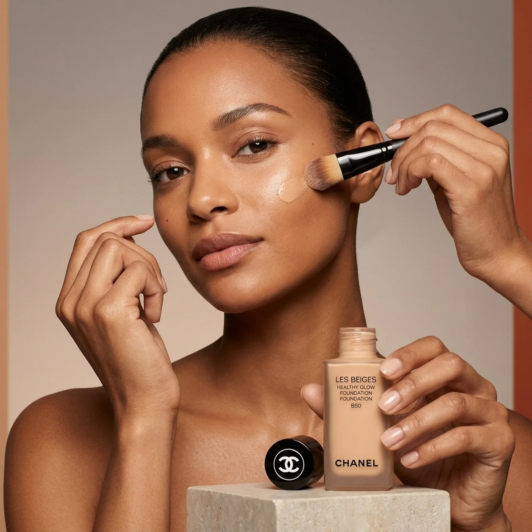 Тональный флюид с эффектом естественного сияния CHANEL Les Beiges Healthy Glow В50