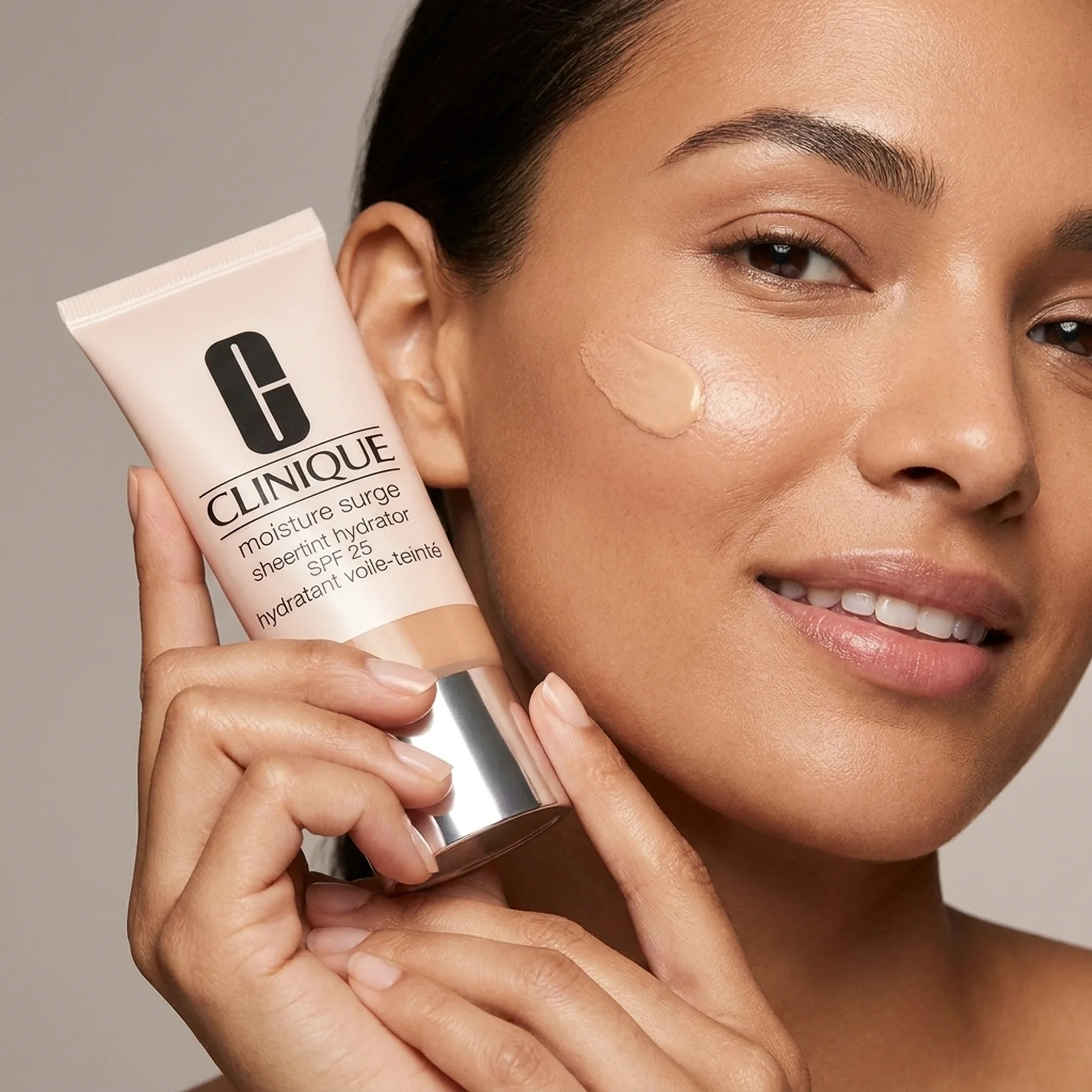 Тональный крем Clinique Moisture Surge Sheertint Hydrator SPF 25 40 мл Universal Medium