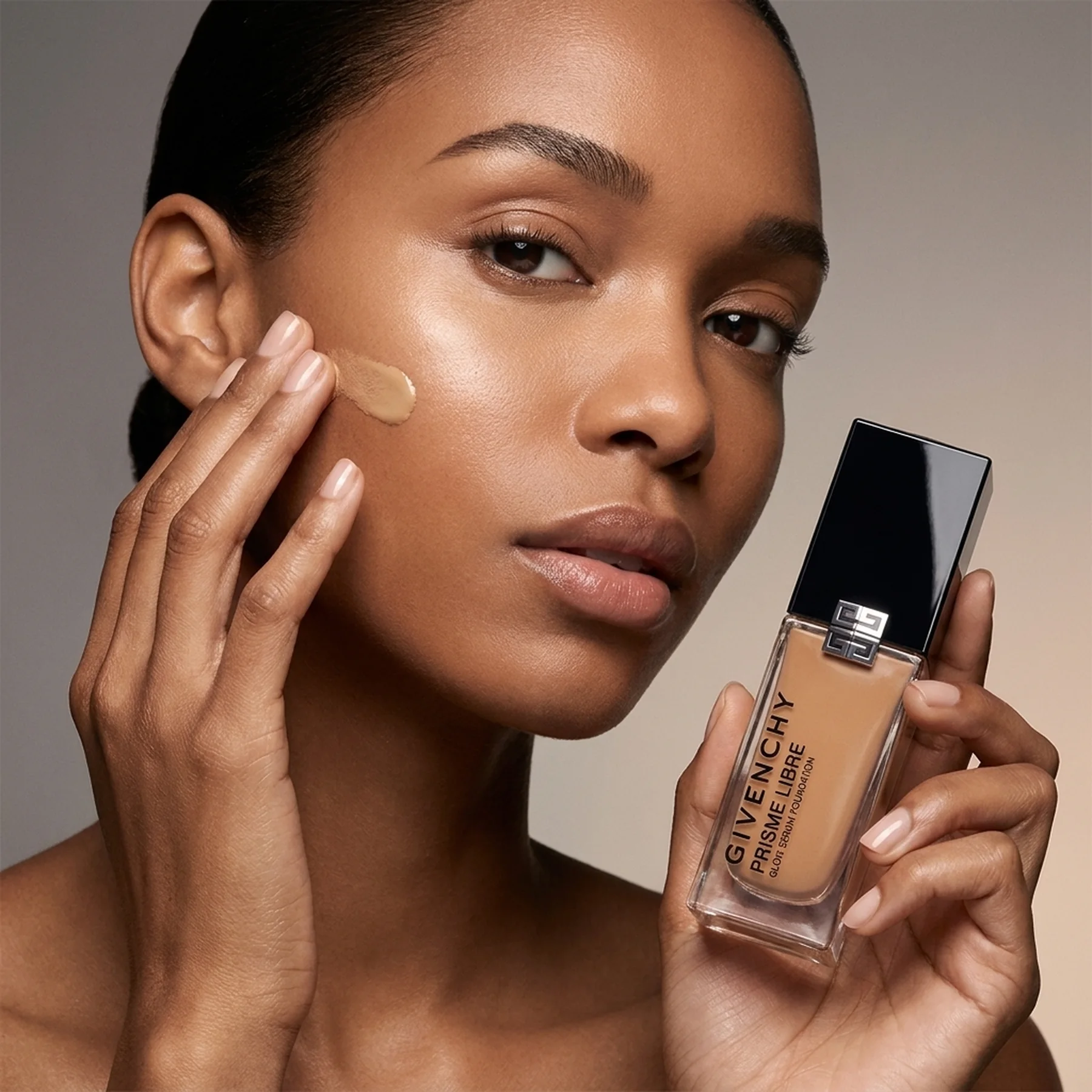Тональный крем Givenchy Prisme Libre Glow Serum Foundation 30 мл 4C
