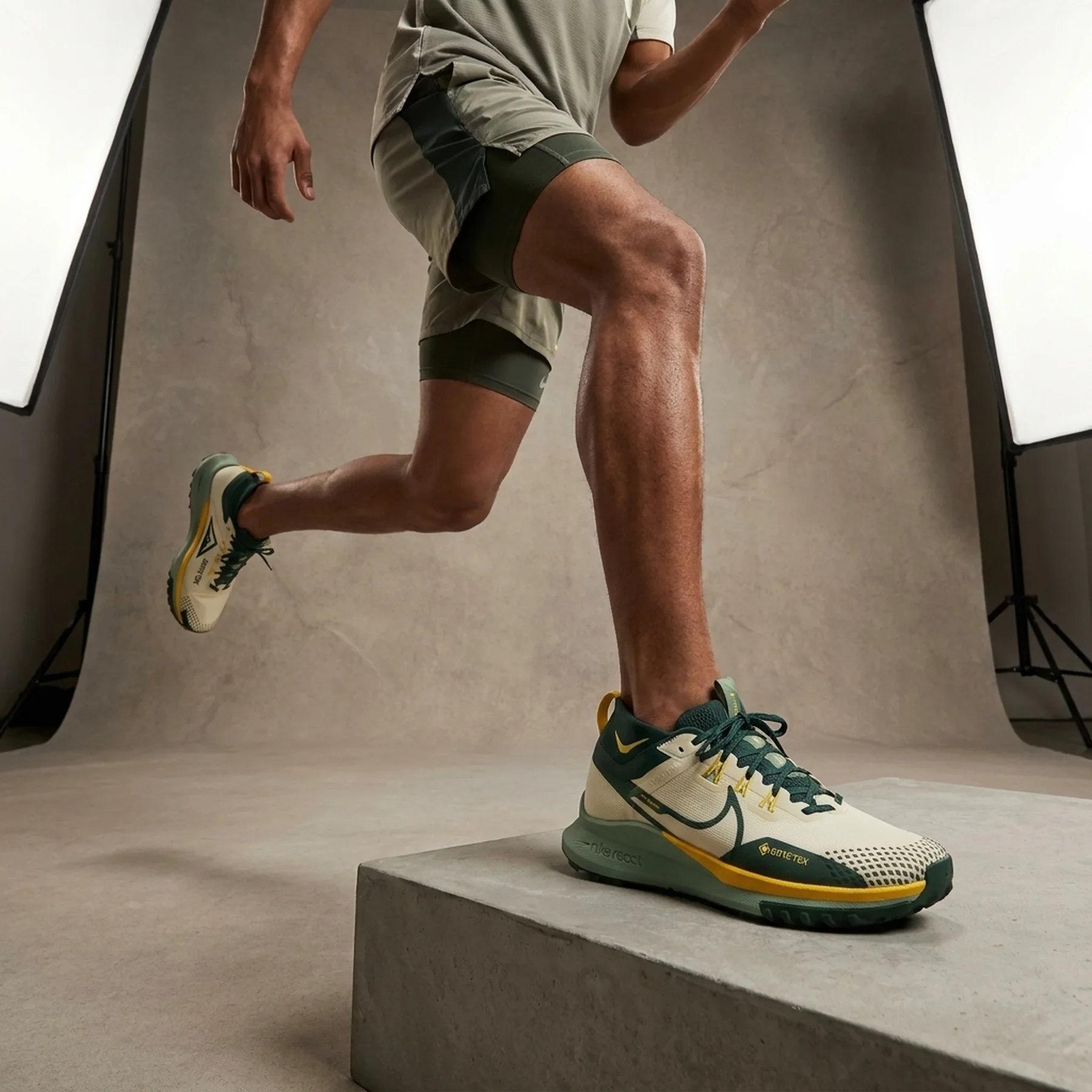 Трейлові кросівки для бігу чоловічі Nike React Pegasus Trail 4 Gtx (FN7771-100)