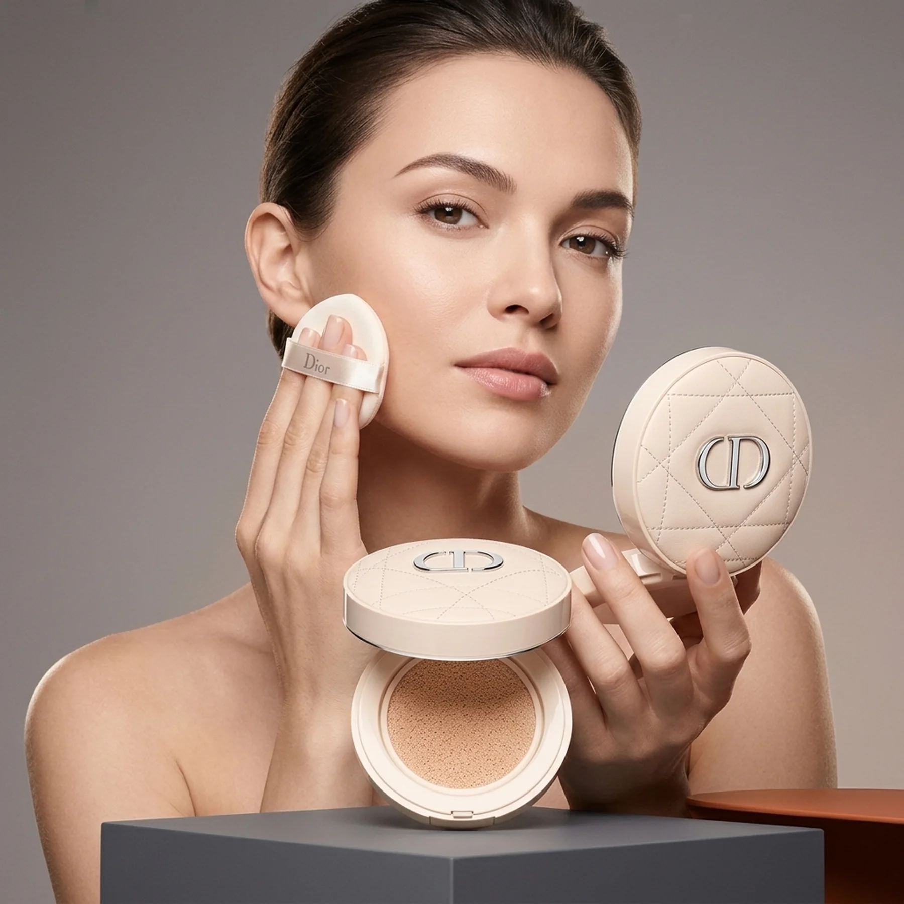 Ультратонкая освежающая рассыпчатая пудра Dior Diorskin Forever Cushion Powder 10 г 020 Light