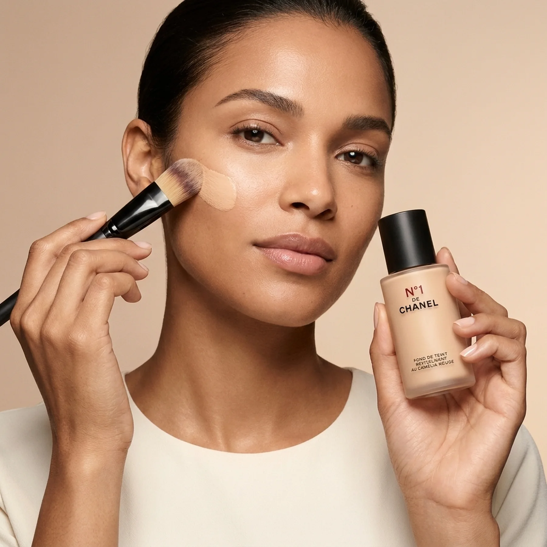 Восстанавливающий тональный флюид CHANEL N°1 De Chanel Foundation 30 мл BR12