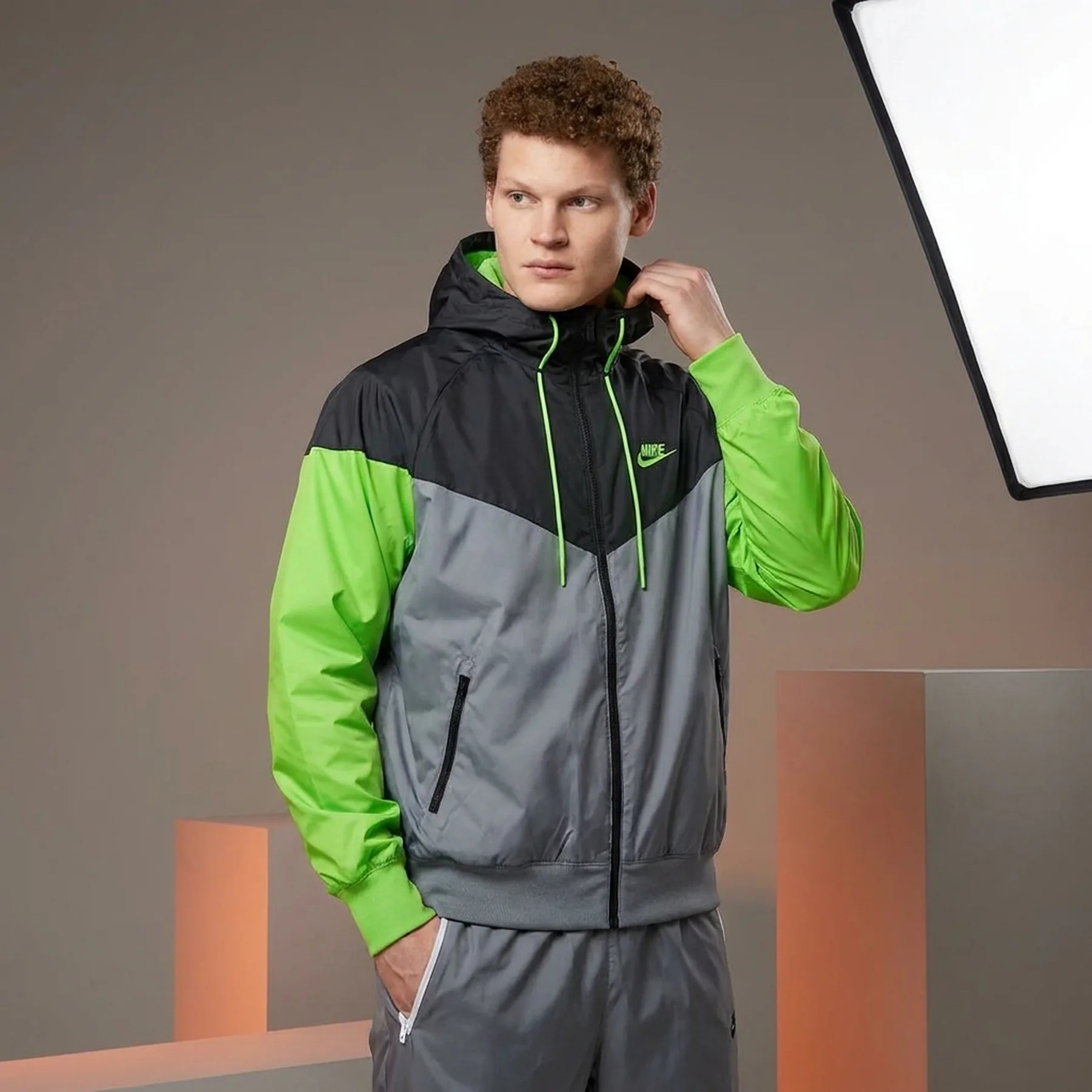 Вітровка чоловіча Nike Sportswear Windrunner Men's Hooded Jacket (DA0001-065)