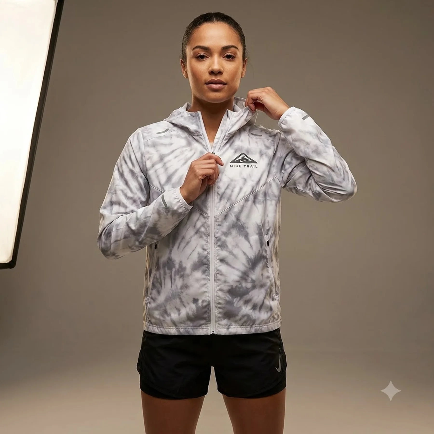 Вітровка жіноча Nike Repel Trail-Running Jacket (DX1041-011)