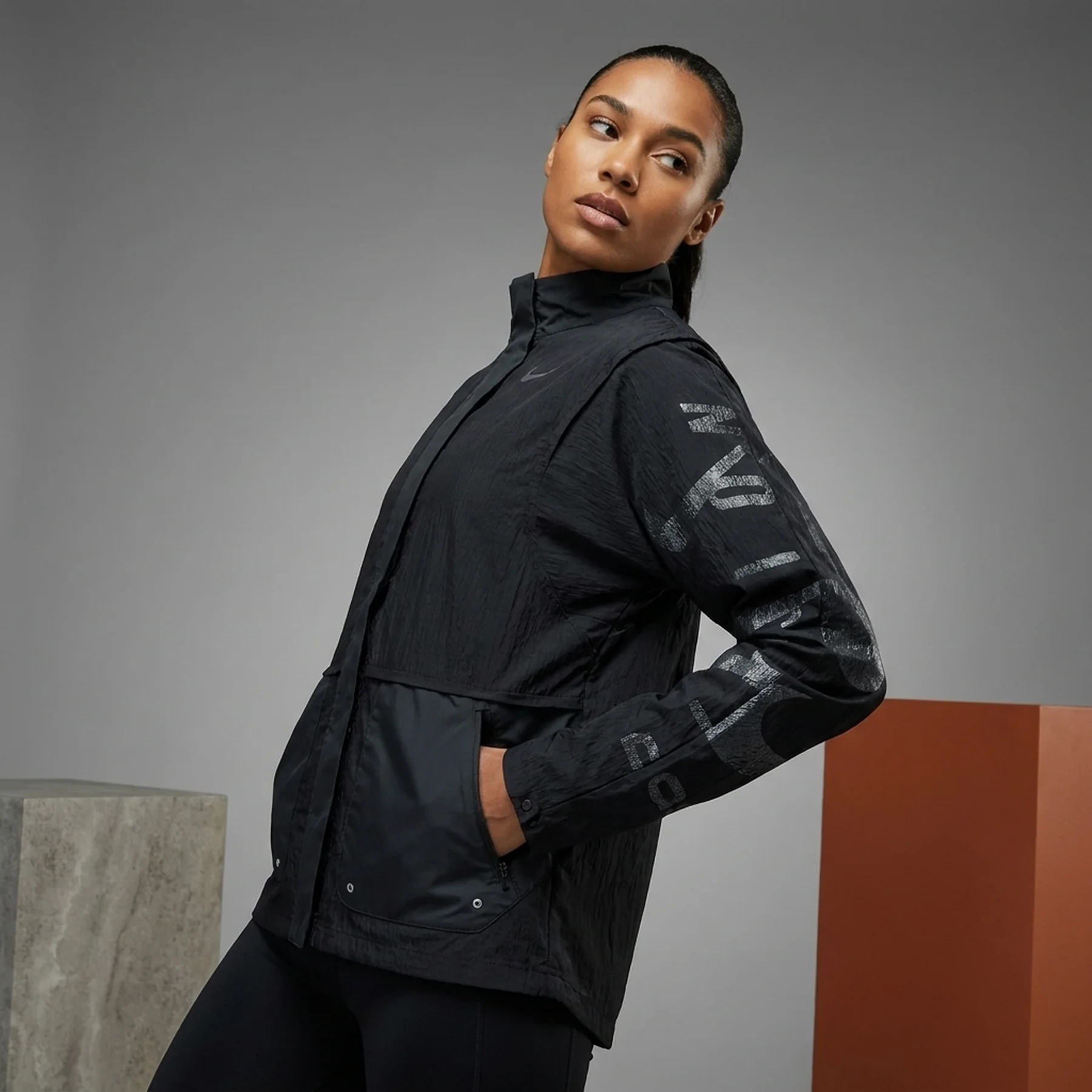 Вітровка жіноча Nike Tf Run Dvn Jacket (DX0325-010)