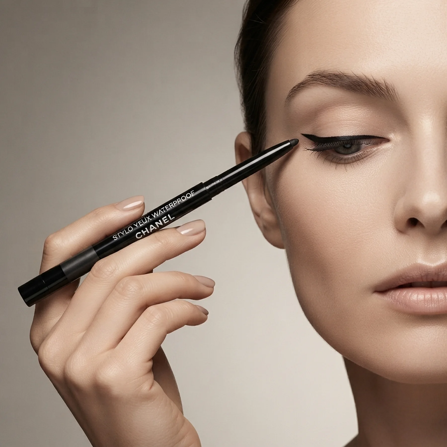 Водостойкий контур для глаз CHANEL Stylo Yeux Waterproof 0.3 г 88 Noir Intense