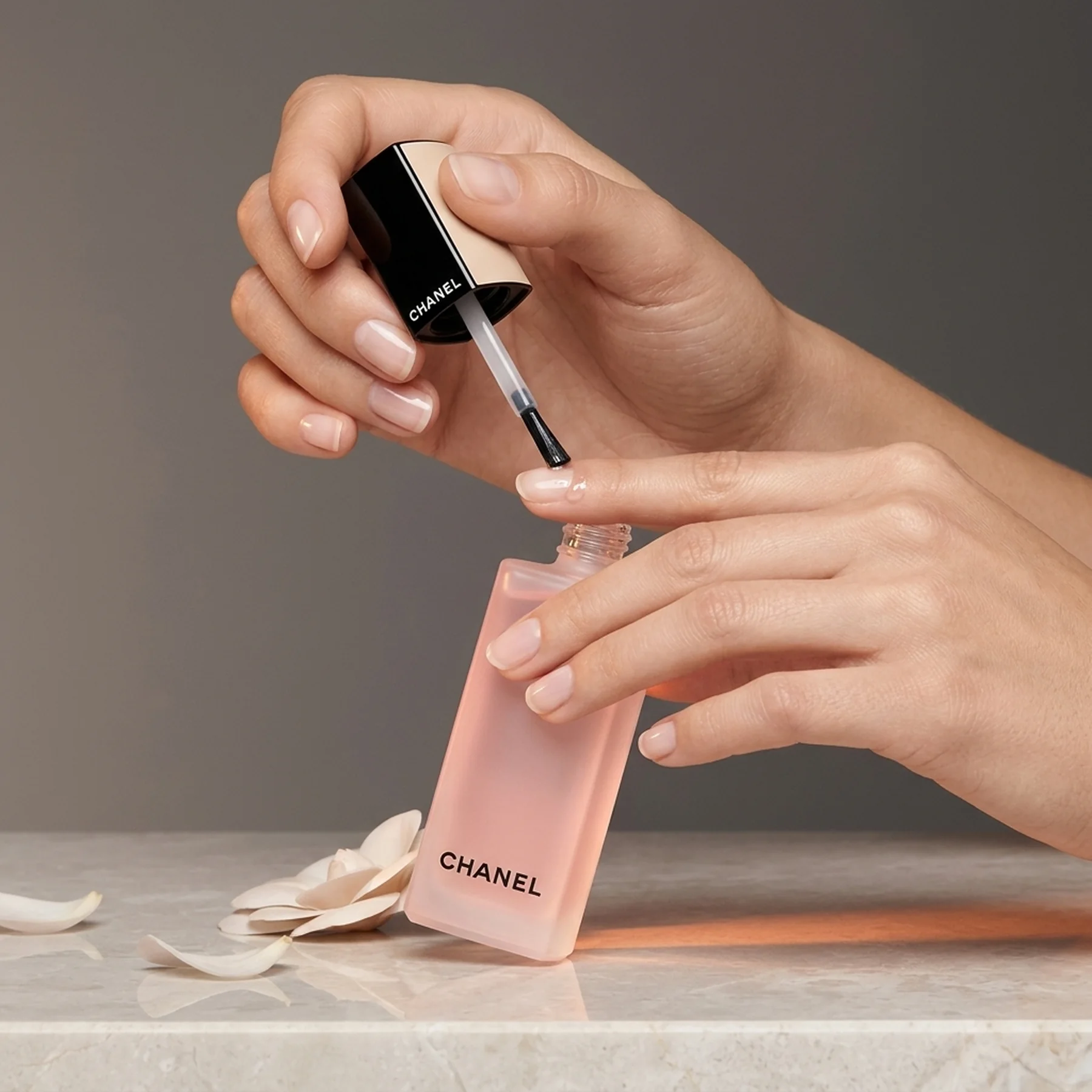 Средство для ухода за кутикулой CHANEL L'Huile Camelia Hydrating & Fortifying Oil 11 мл