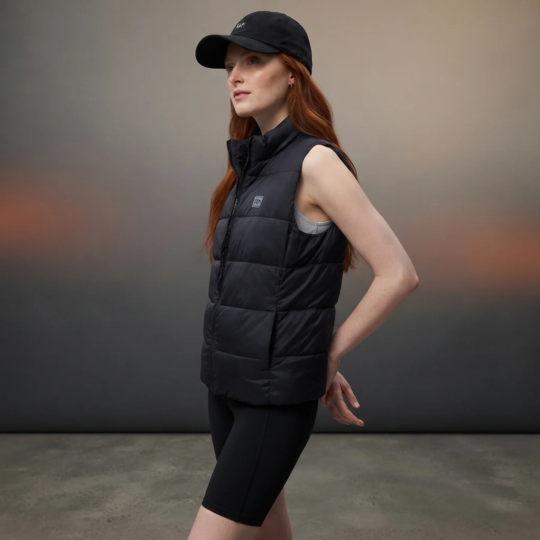 Жилетка жіноча Gap Lightweight Logo Puffer Vest Black (724311-03)