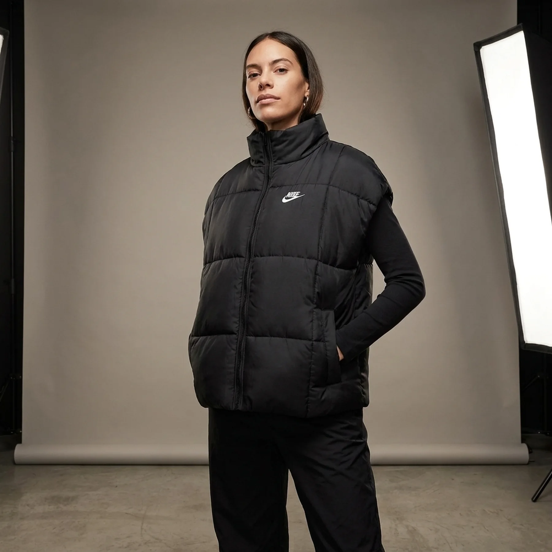 Жилетка жіноча Nike Sportswear Classic Puffer Therma-Fit Loose Gilet (FB7679-010)
