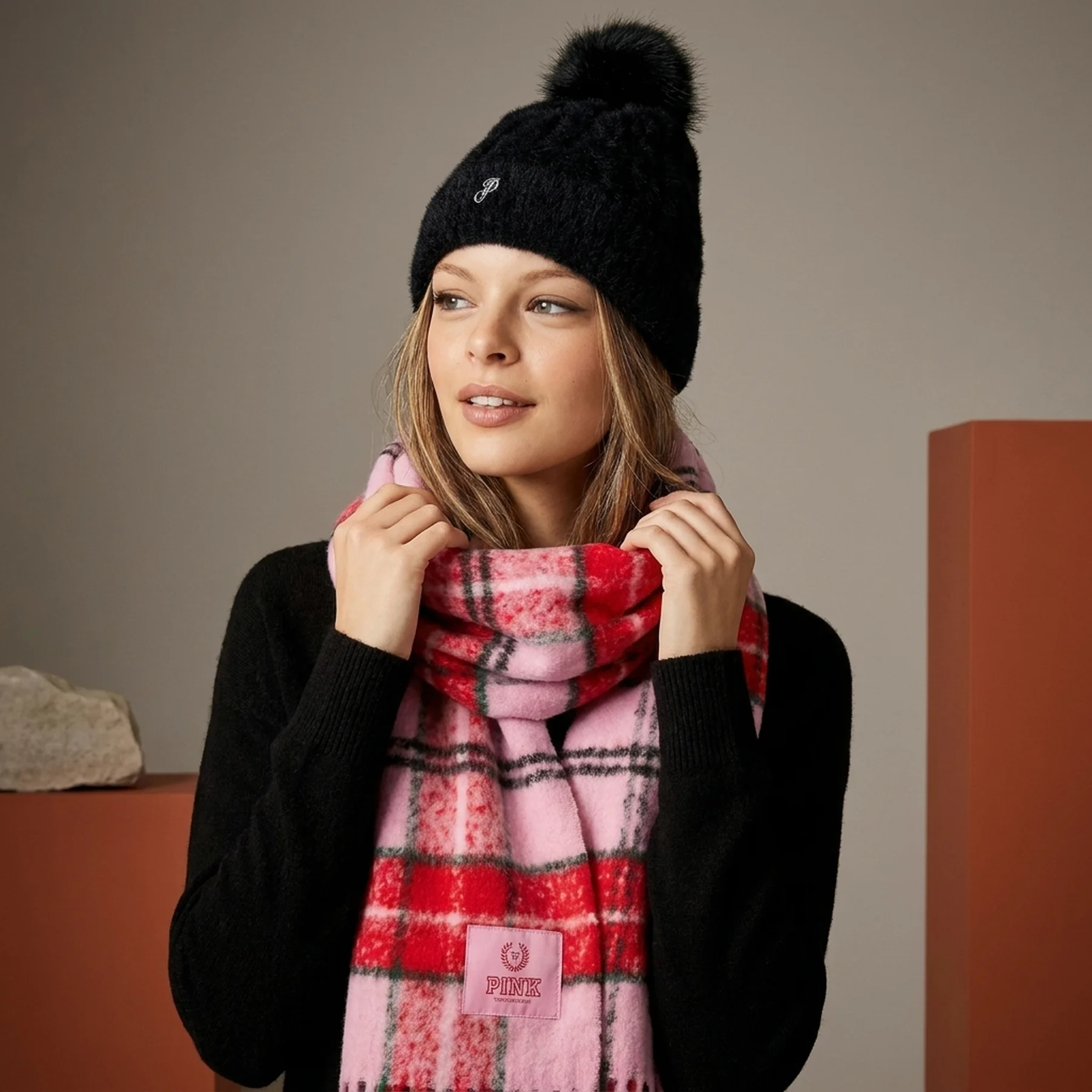 Жіноча шапка Victoria's Secret Pink з хутряним помпоном 1159857108 (Чорний One size)