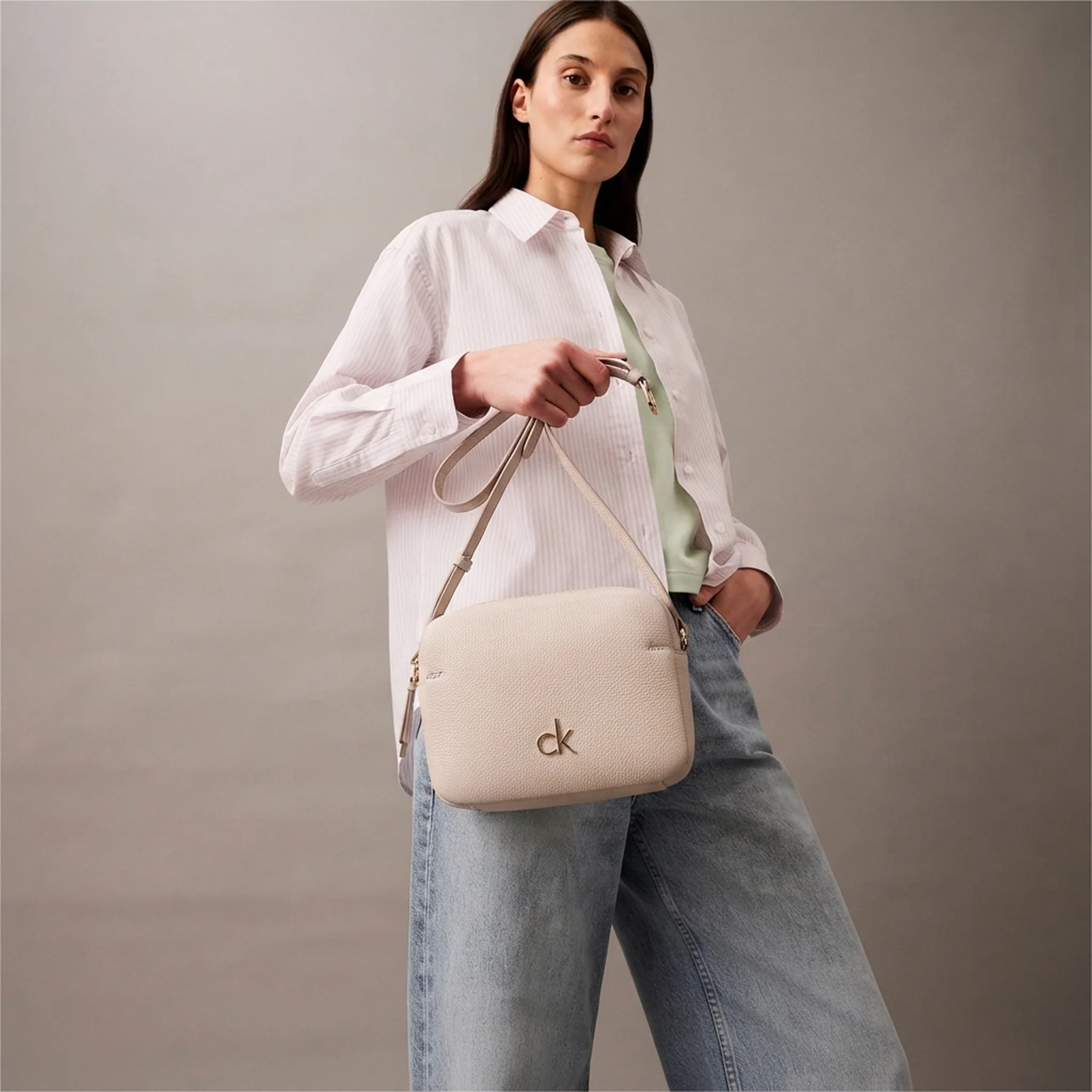 Жіноча сумка через плече Calvin Klein з логотипом 1159833731 (Молочний One size)