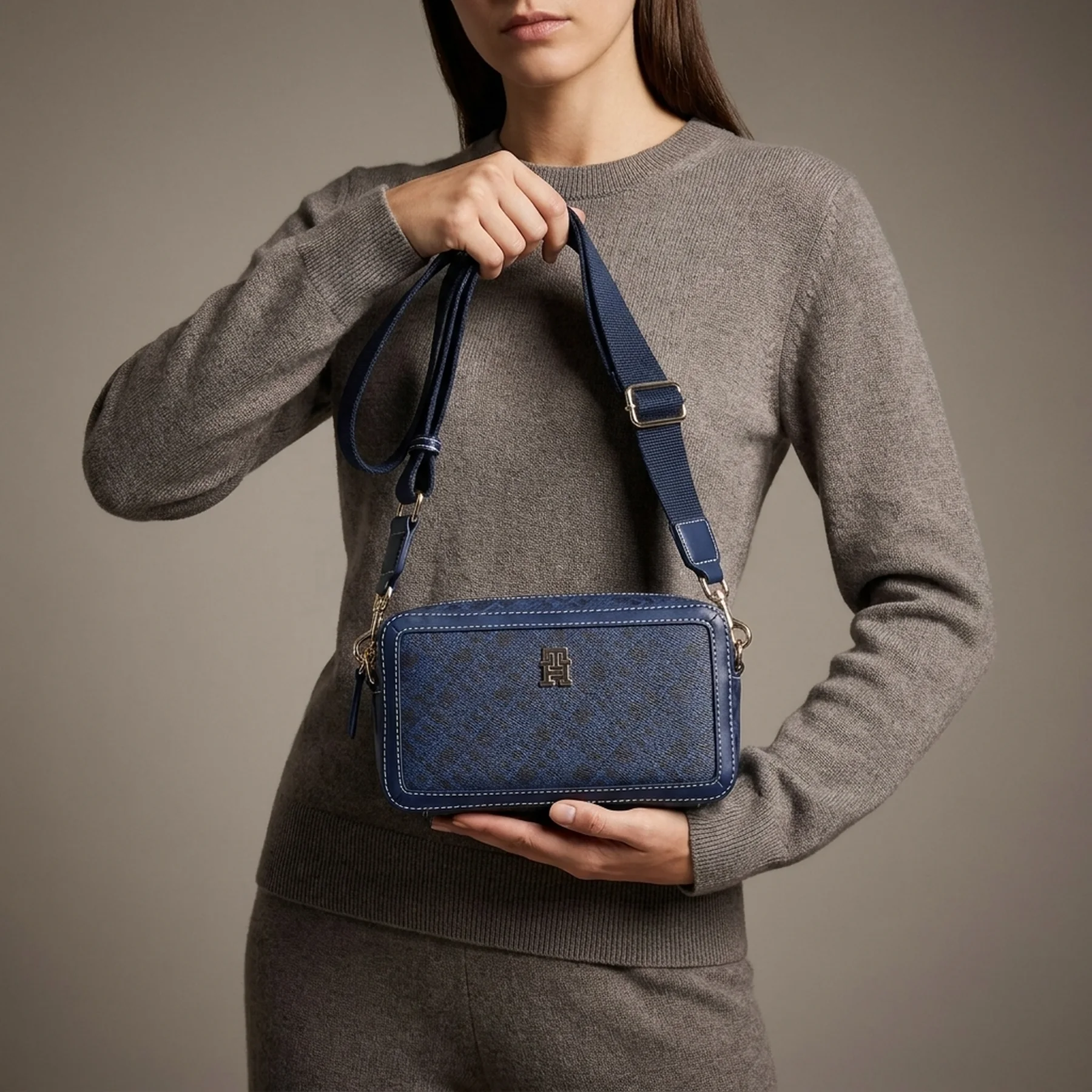 Жіноча сумка кроссбоді Tommy Hilfiger з принтом 1159846572 Синій