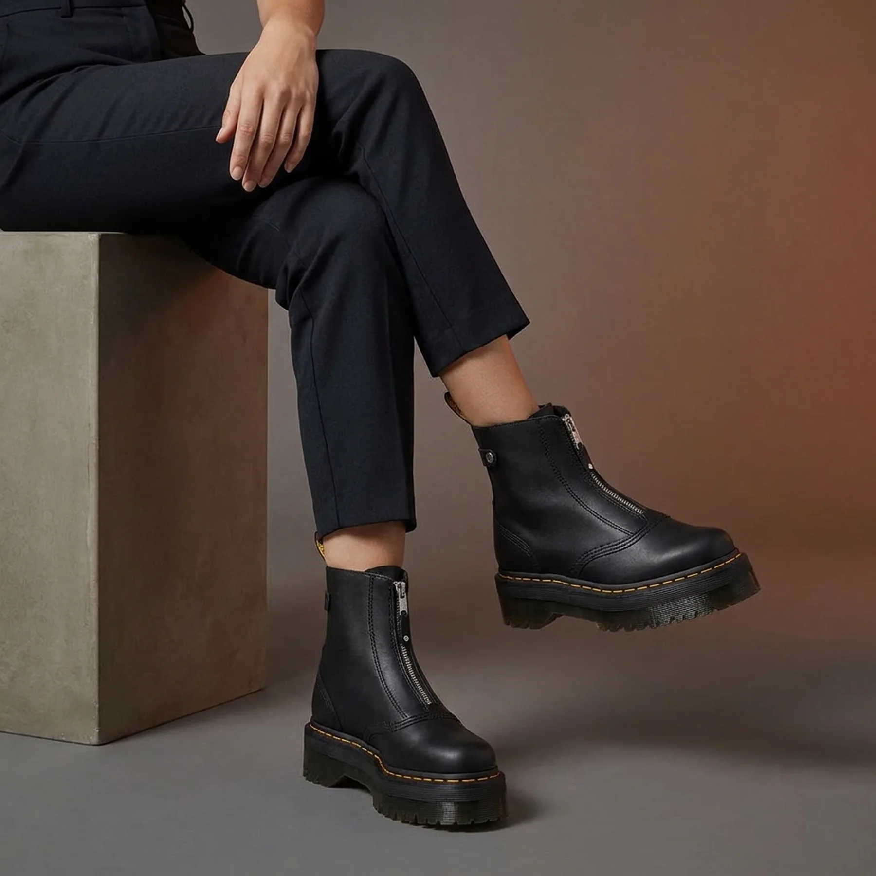 Жіноче взуття Dr. Martens Jetta Platform Zipped Black Sendal