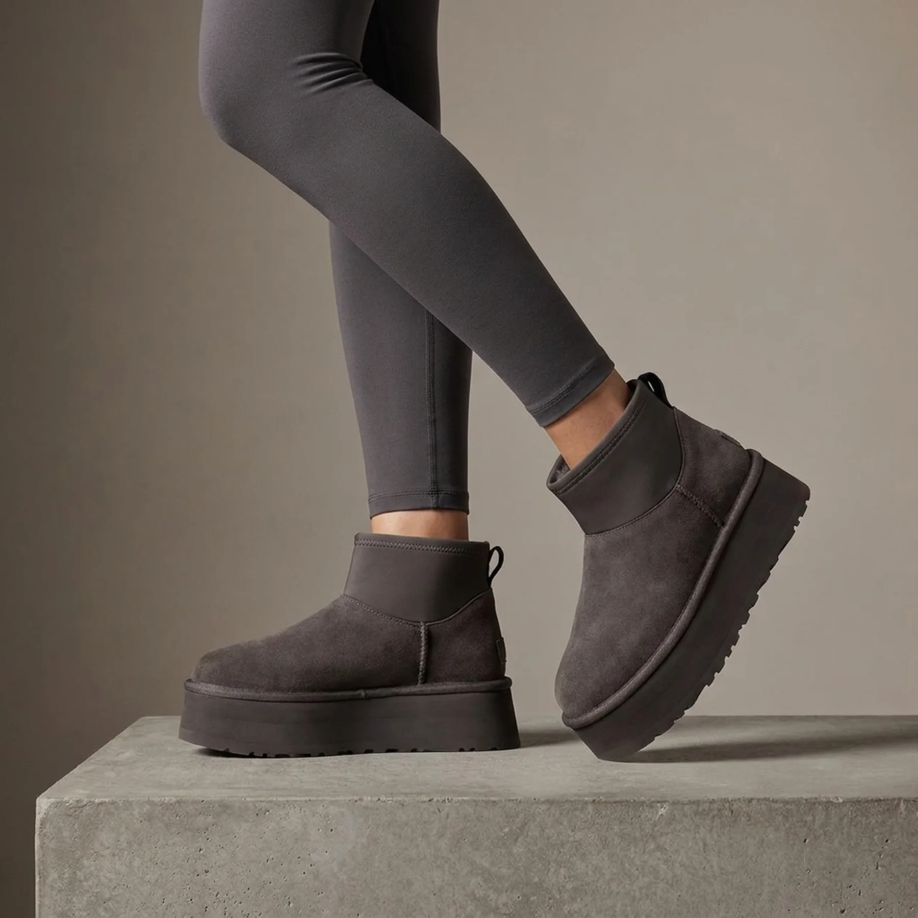 Жіноче взуття UGG Classic Mini Dipper