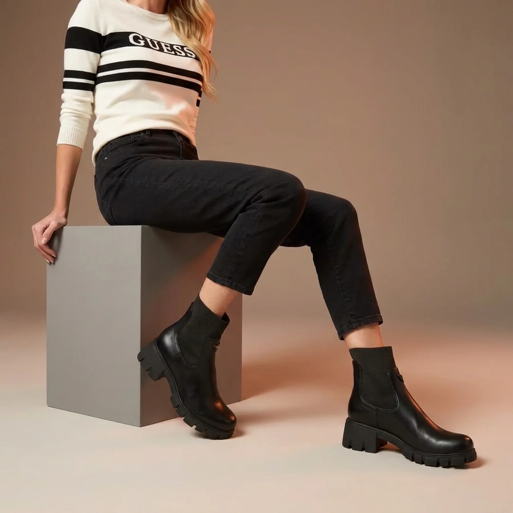 Жіночі черевики GUESS челсі 37,5