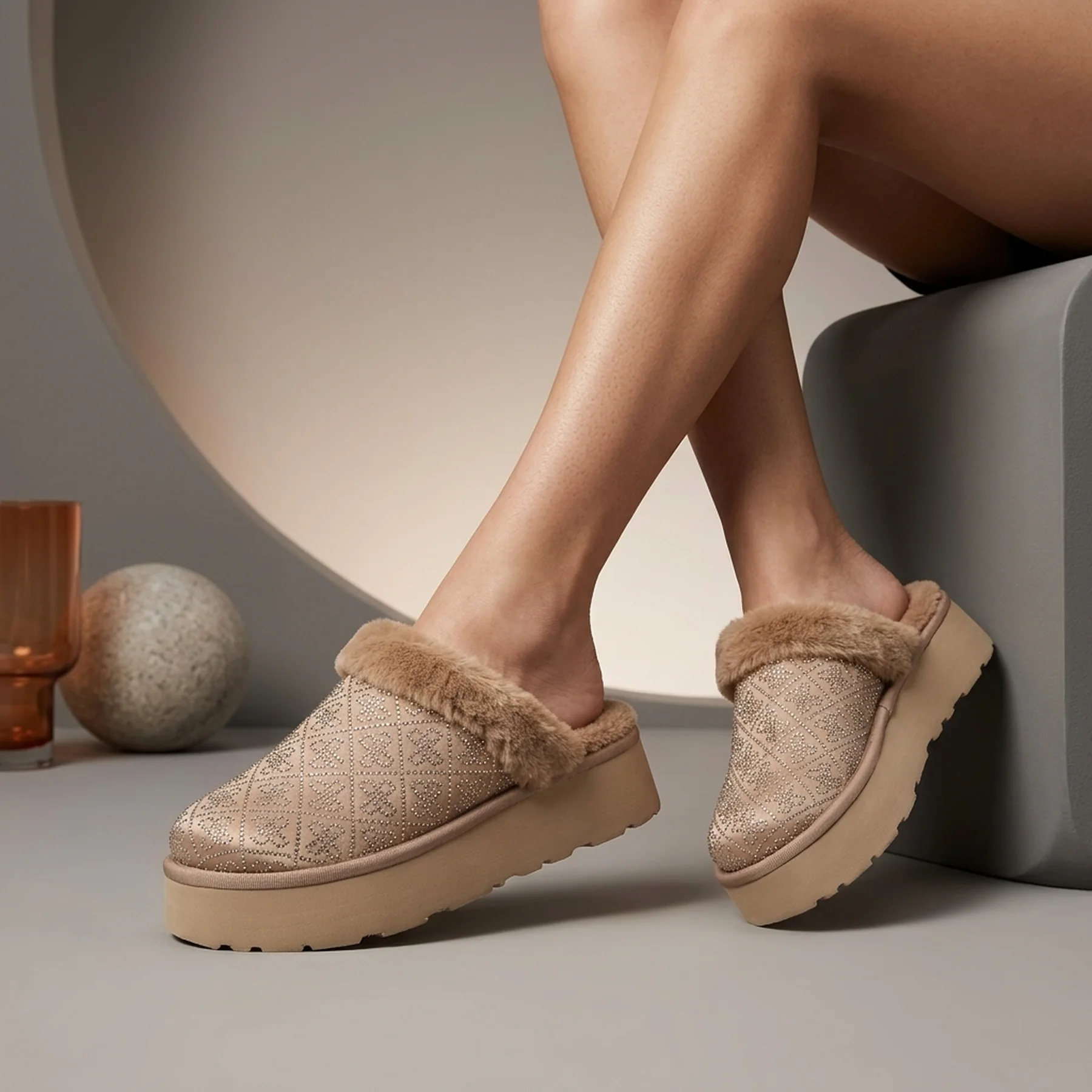 Жіночі клоги на хутрі Guess з обробкою стразами 39,5
