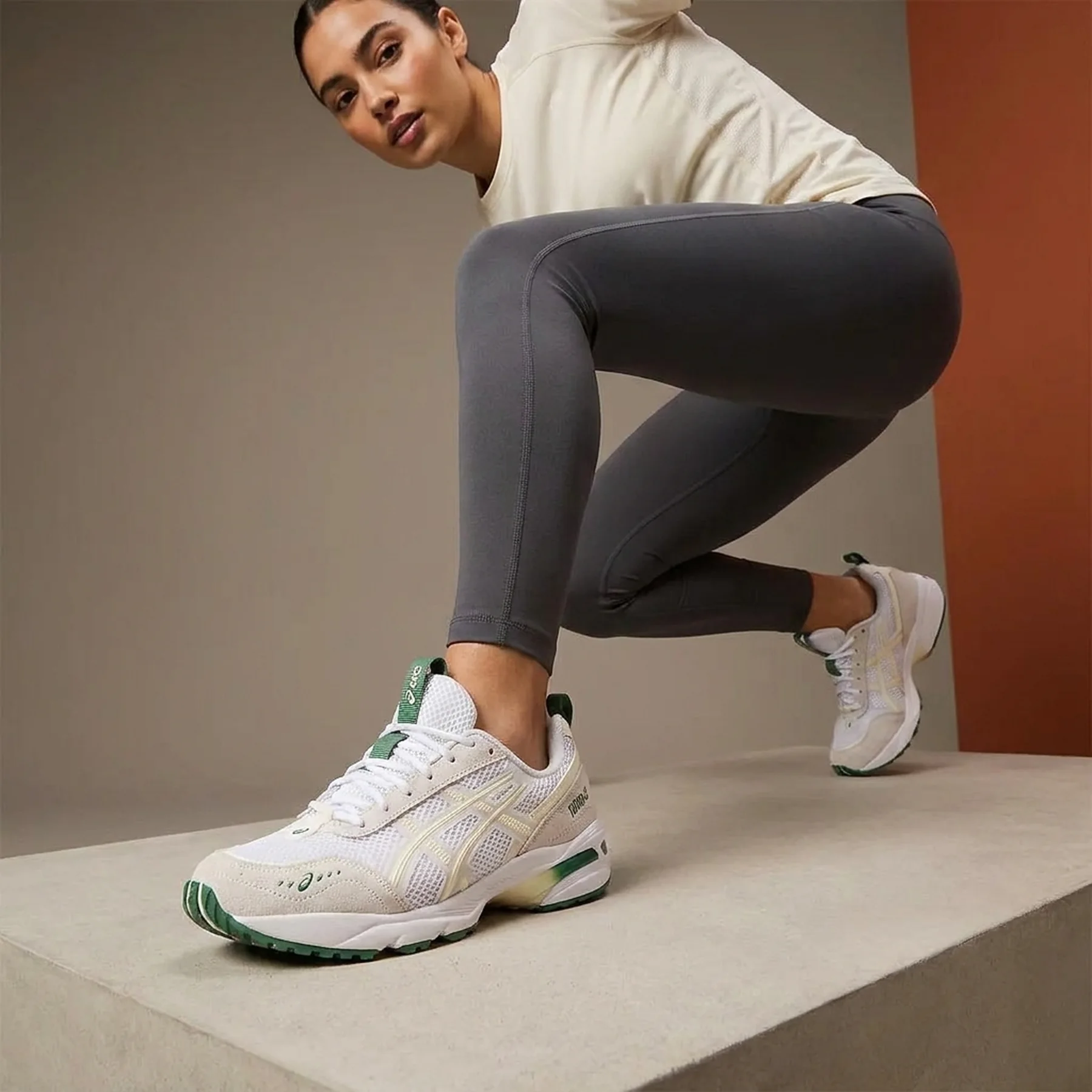 Жіночі кросівки Asics GEL-1090 V2 37