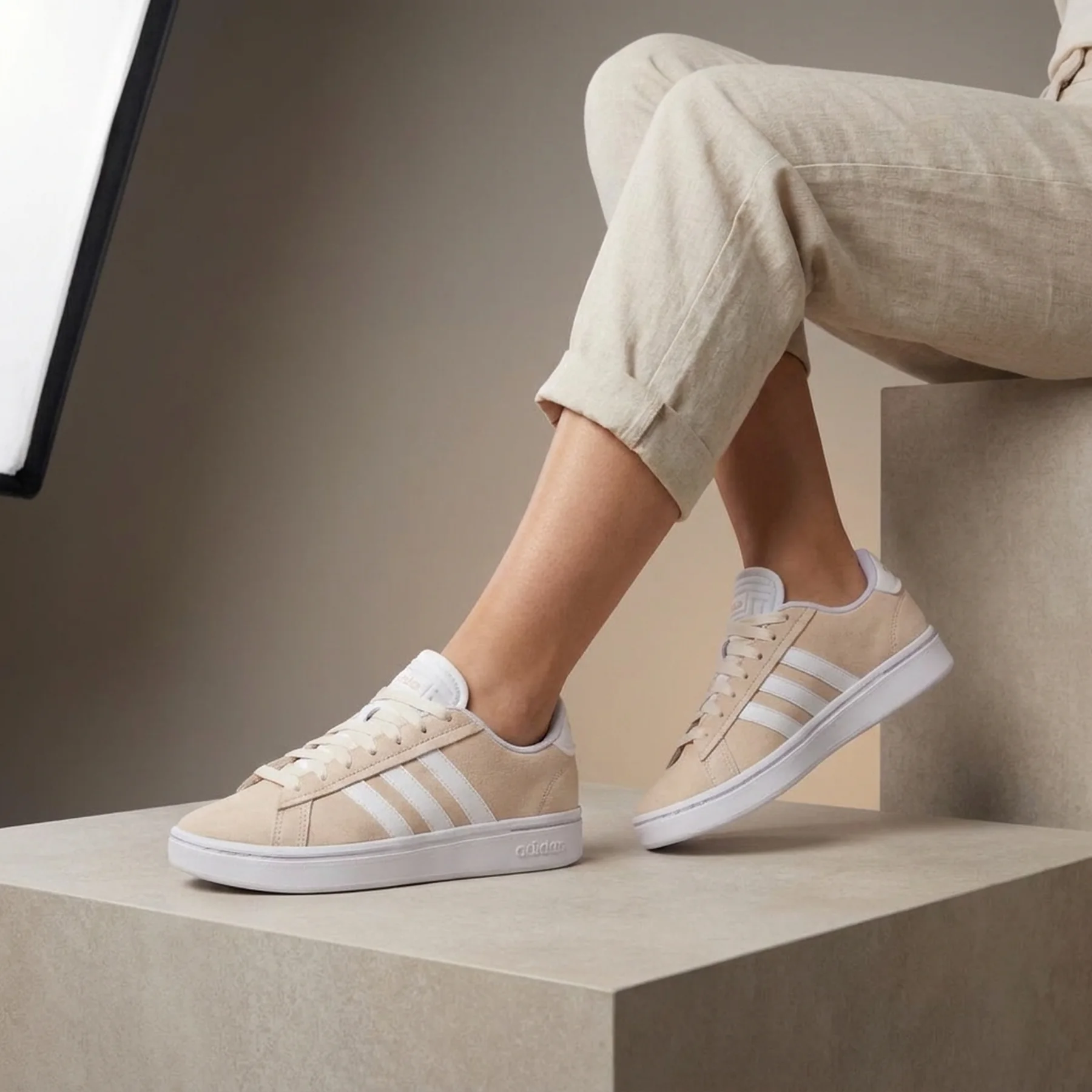 Жіночі кросівки Grand Court Alpha Adidas з натуральної замші 41 1/3