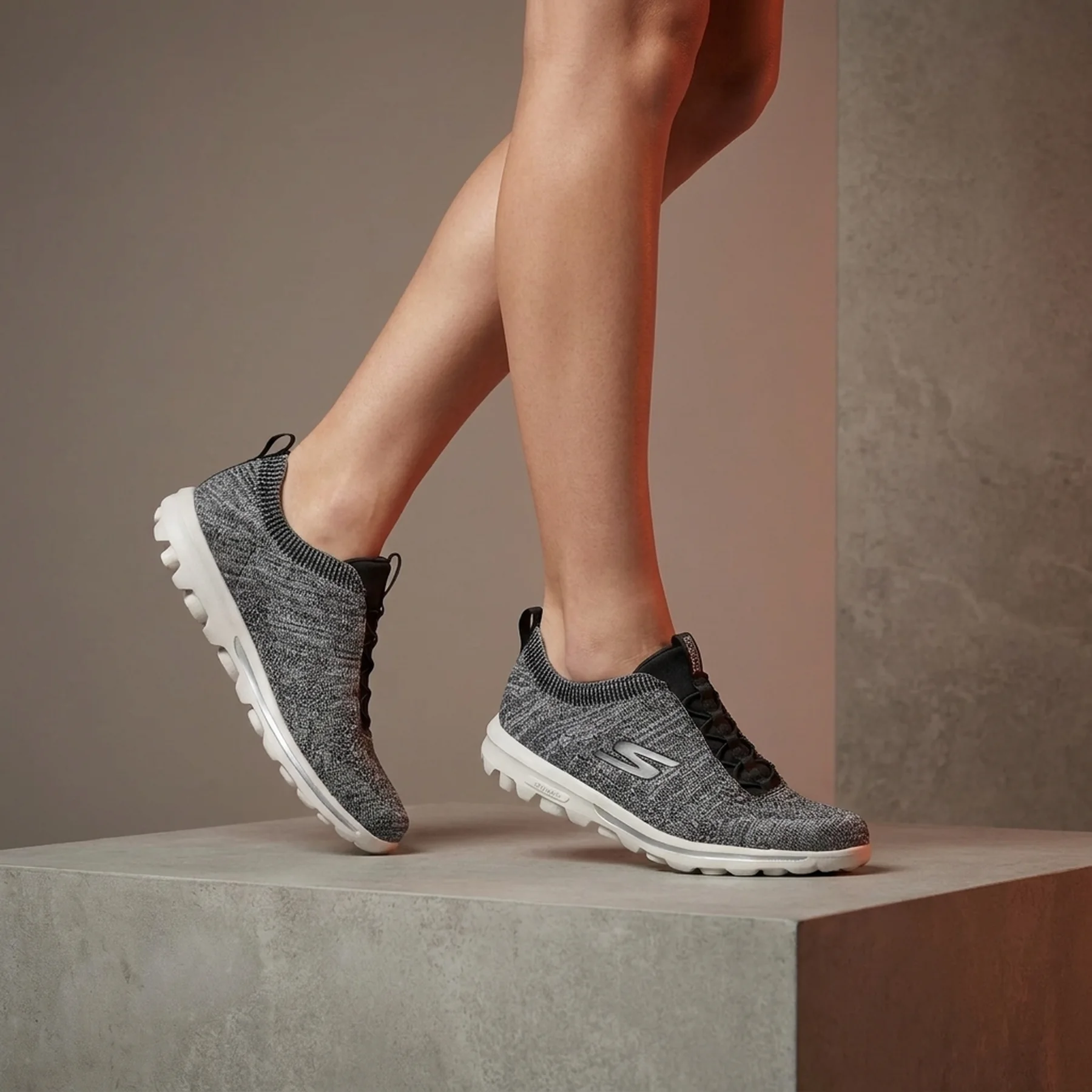 Жіночі кросівки Skechers Gowalk Travel - Radiant Moon 36