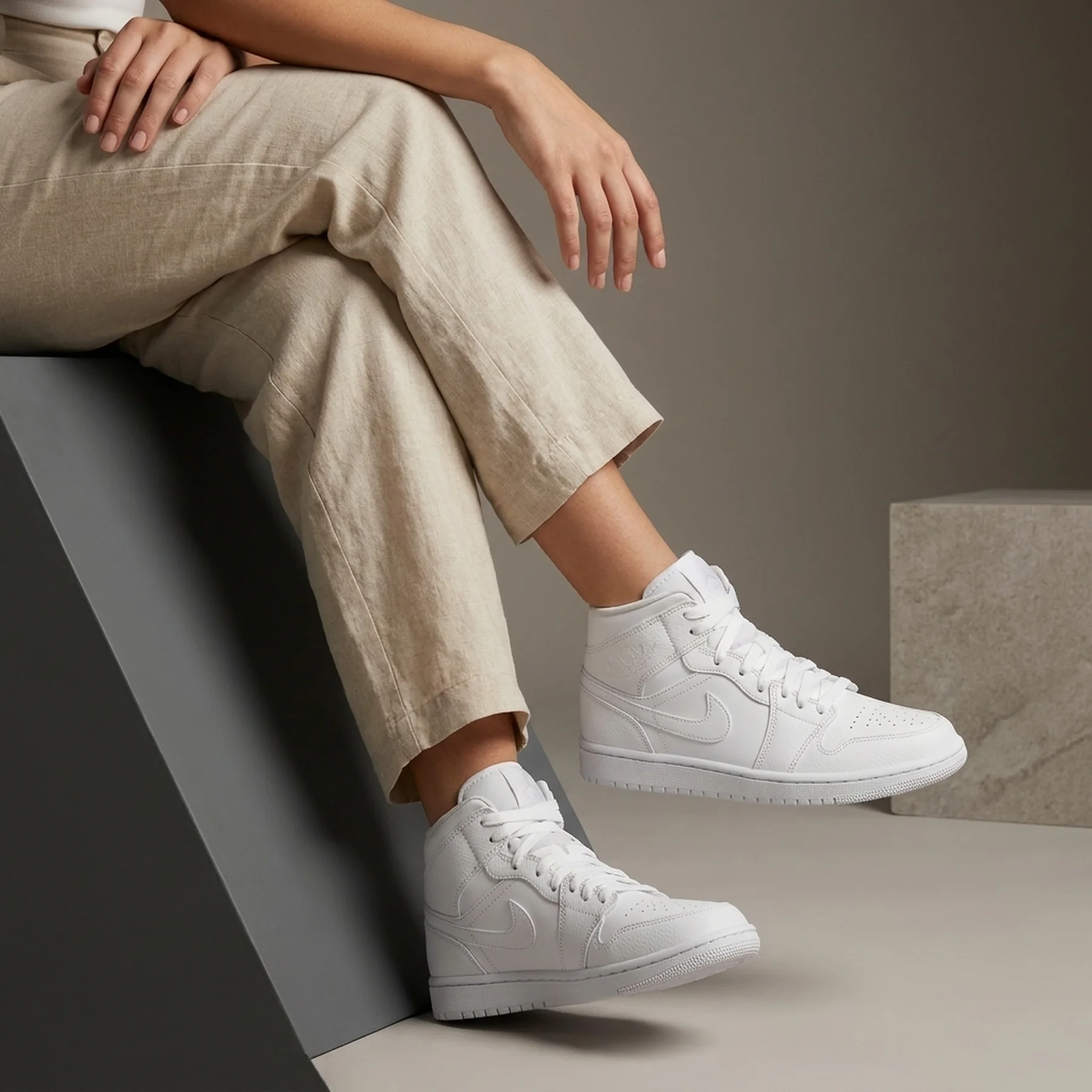Кросівки жіночі Nike Wmns Air Jordan 1 Mid (DV0991-111)