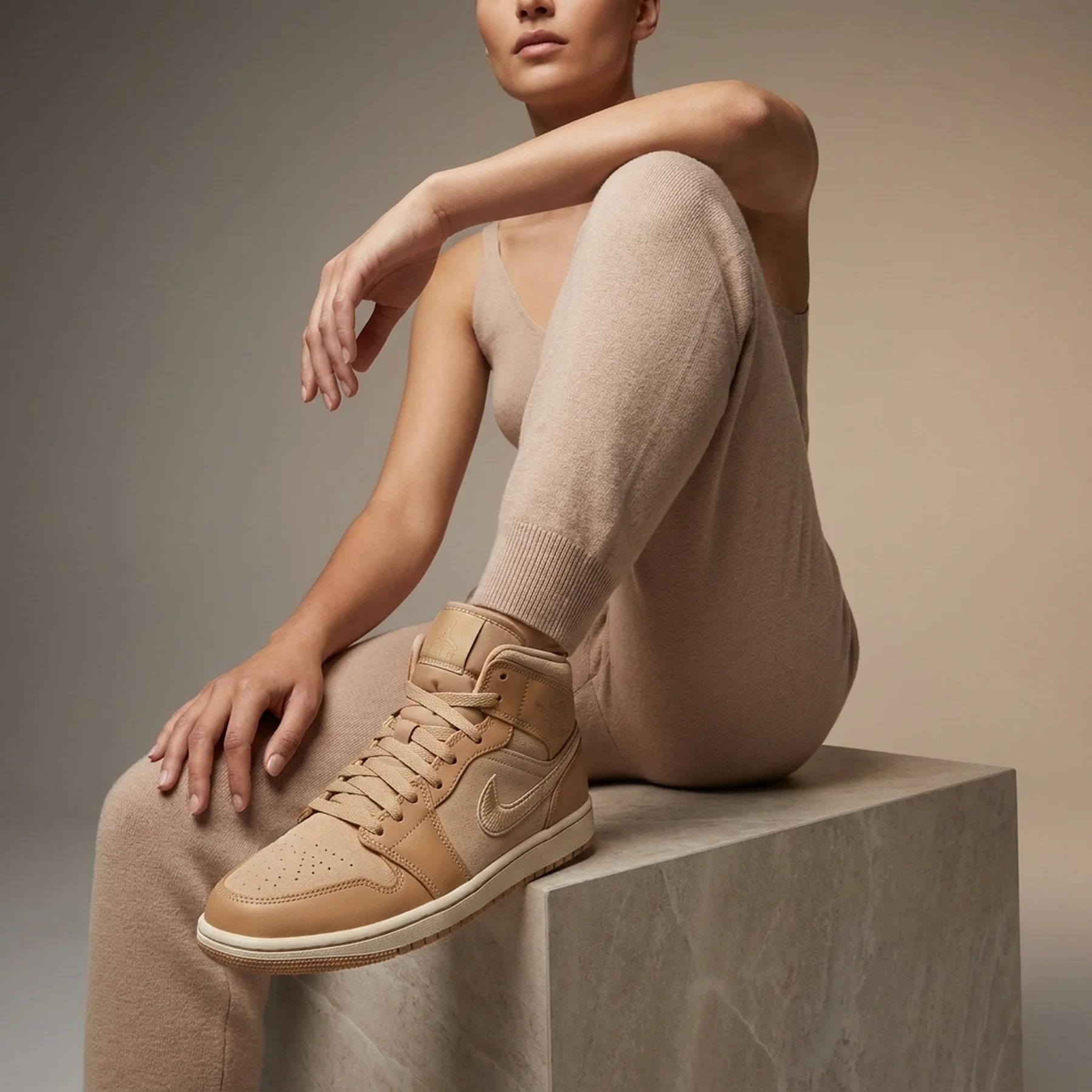 Жіночі кросівки WMNS AIR JORDAN 1 MID SE HV4269-200