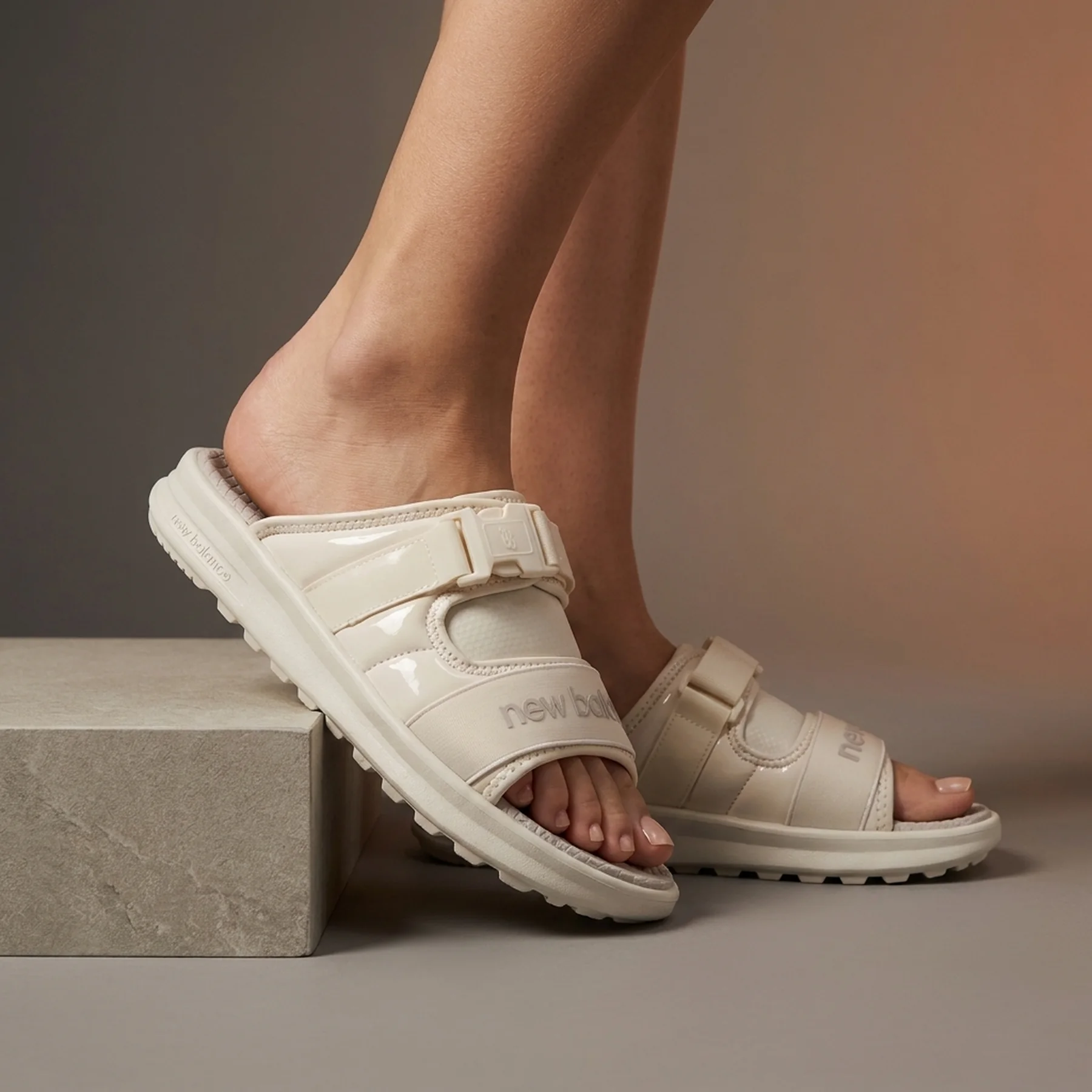 Жіночі шльопанці New Balance з логотипом 38,5