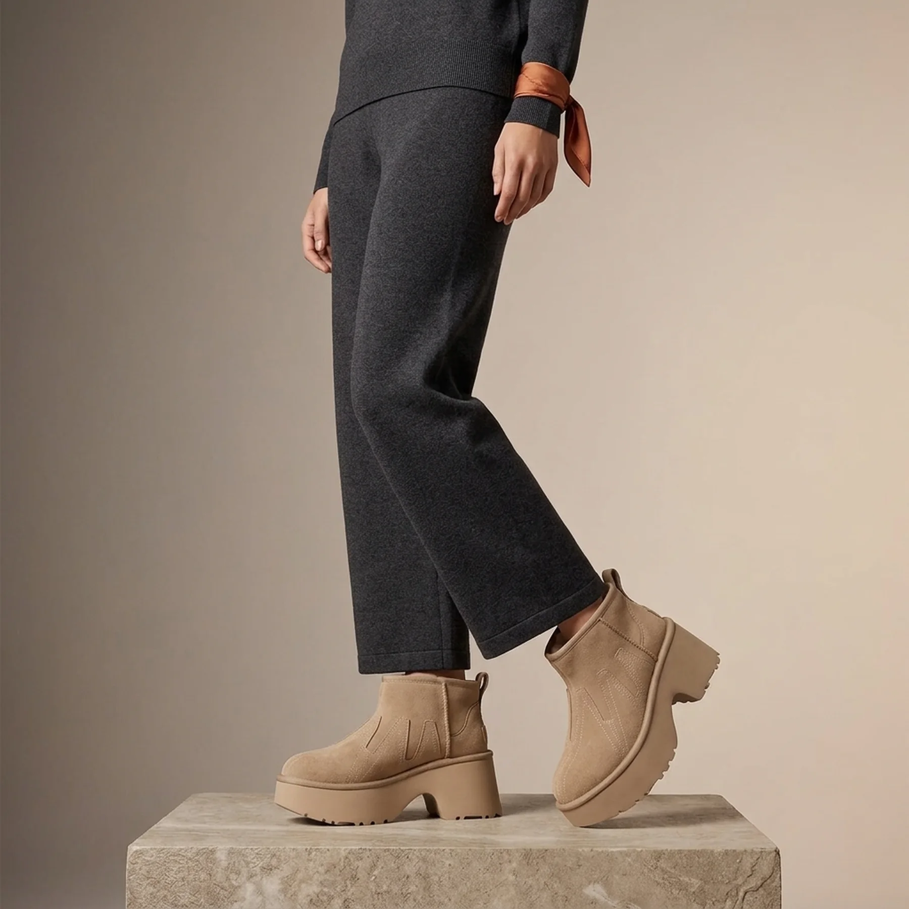 Жіночі уггі UGG на підборах 40 (9 US) 26 см Бежевий 1159839009