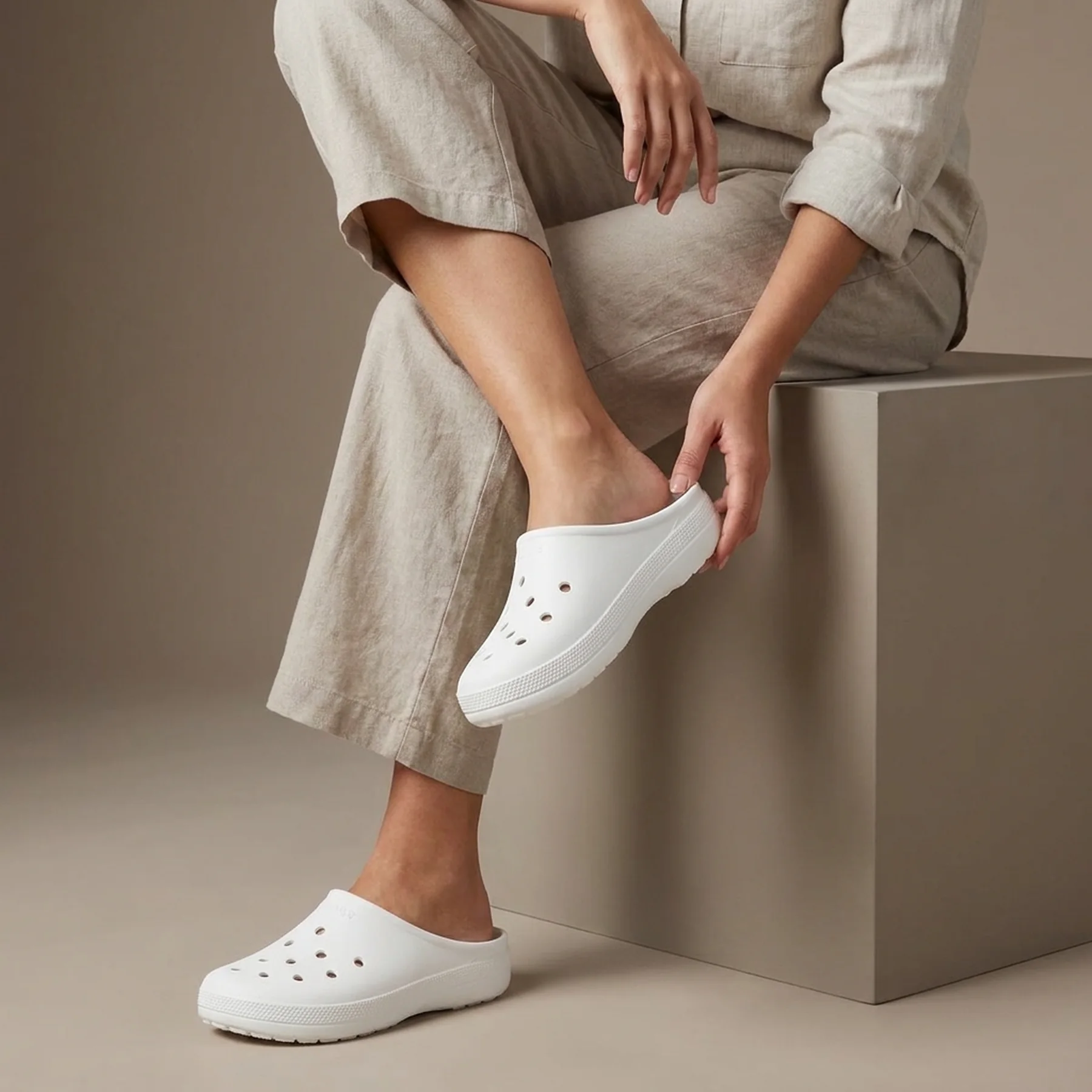 Зручні клоги Crocs CLASSIC LOW PROFILE 39-40