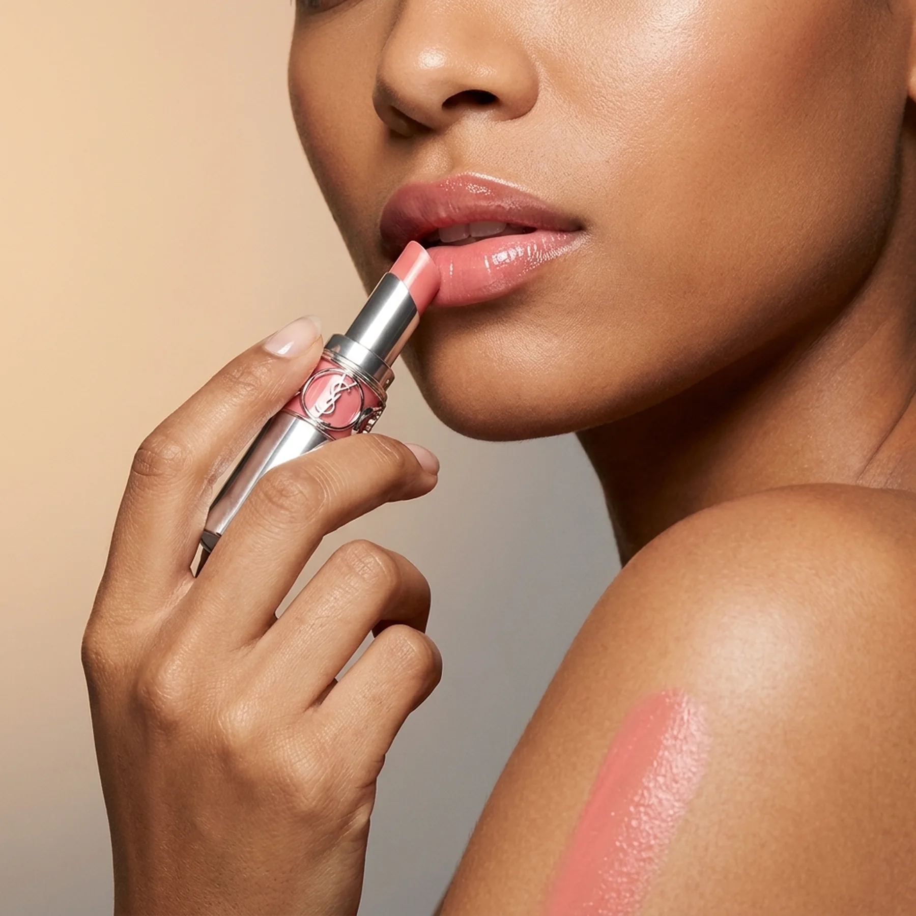 Увлажняющая глянцевая помада Yves Saint Laurent Love Shine Lip Oil Stick 3.2 г 202 PEACHY GLOW
