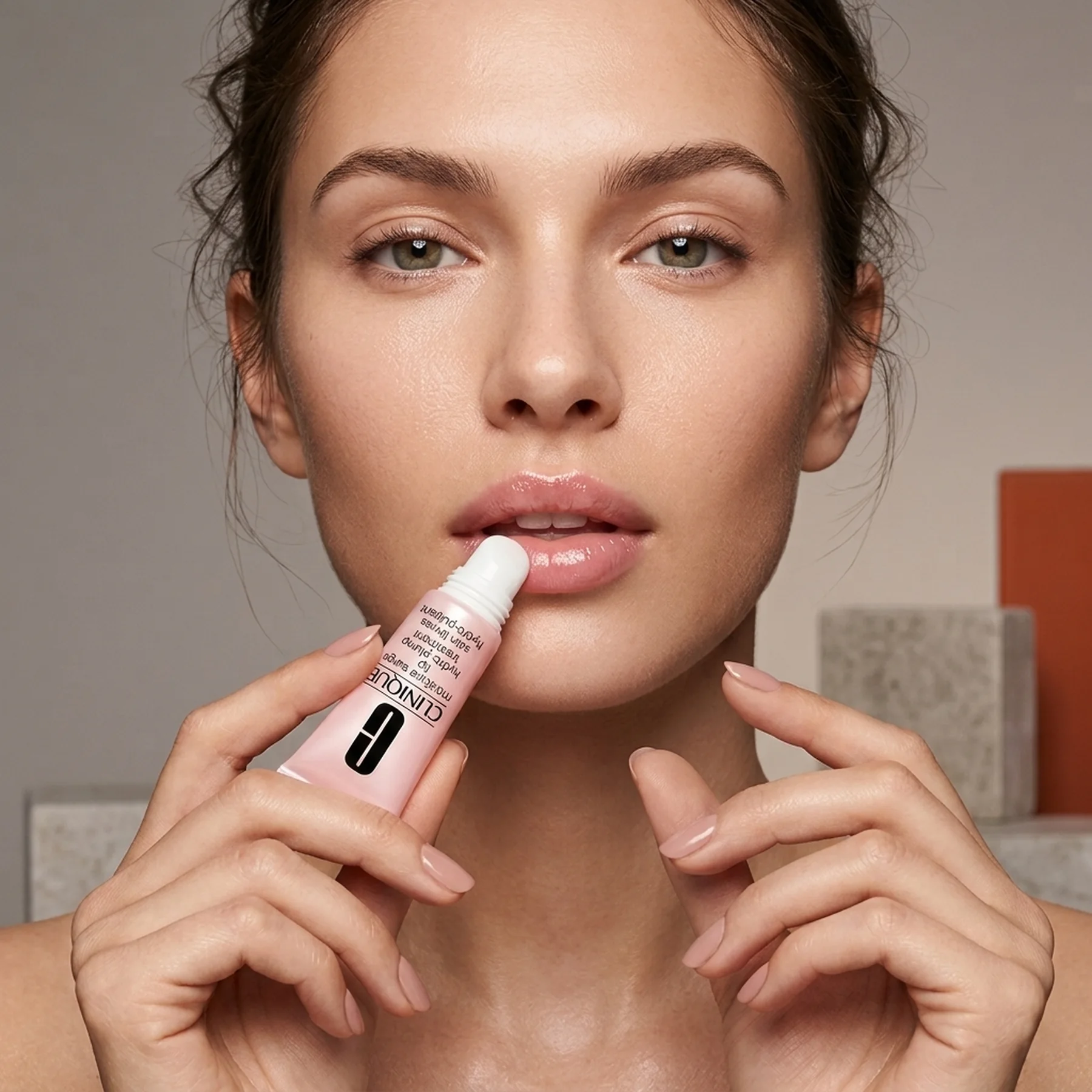 Увлажняющий бальзам для губ Clinique Moisture Surge Lip Treatment 10 мл