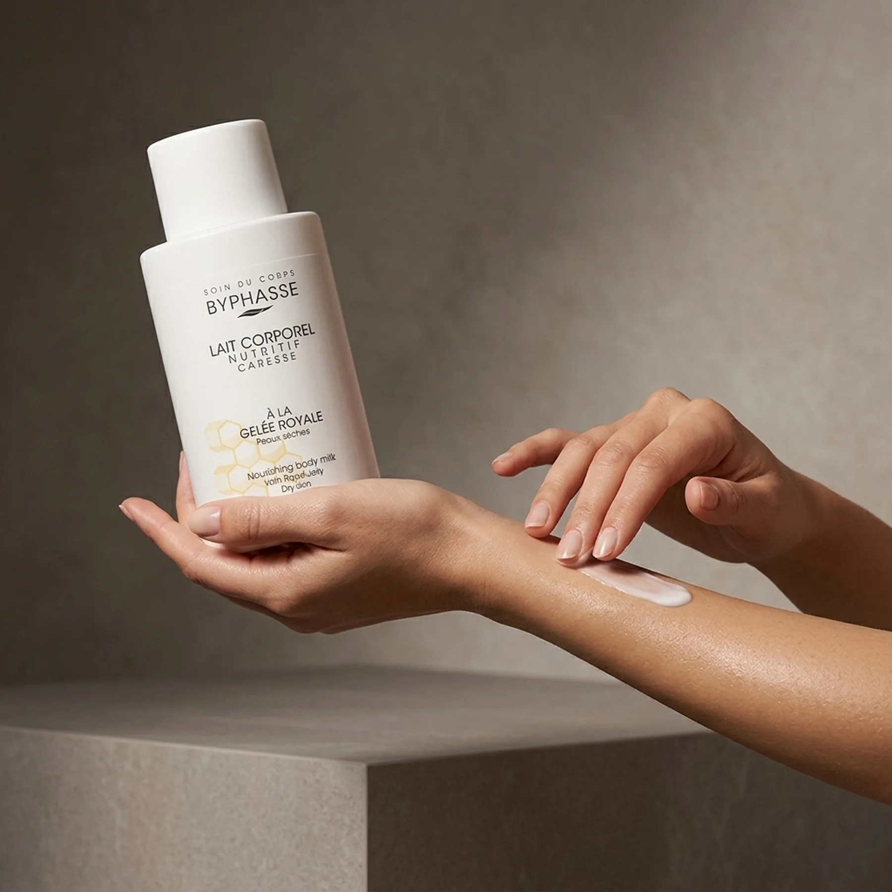 Увлажняющий крем для тела Byphasse Moisturizing Body Cream 500 мл Маточне молочко Оновлений дизайн