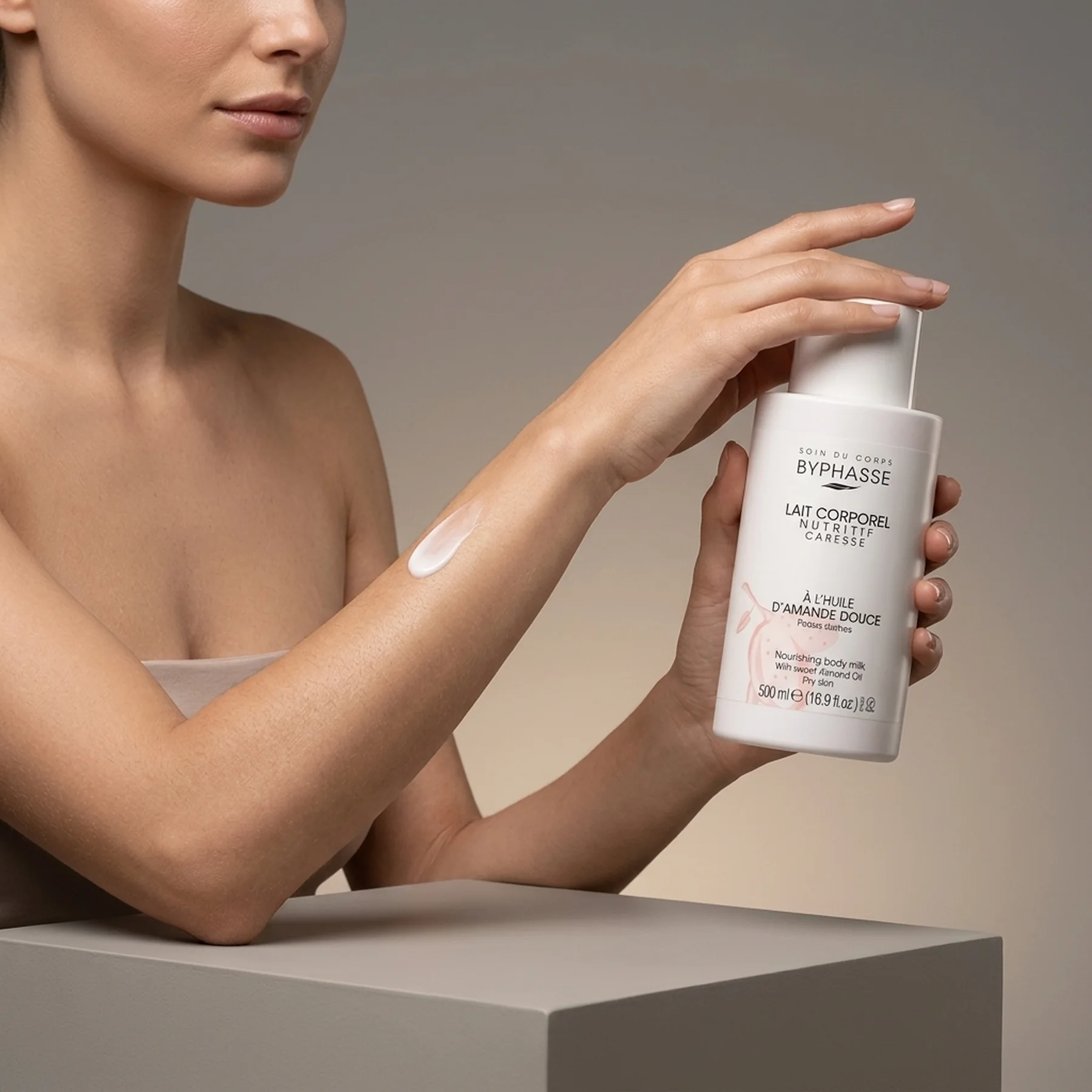 Увлажняющий крем для тела Byphasse Moisturizing Body Cream 500 мл Олія солодкого мигдалю Оновлений дизайн